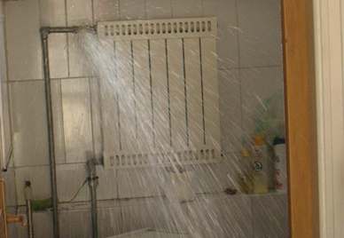 暖气管道爆裂水漫卧室